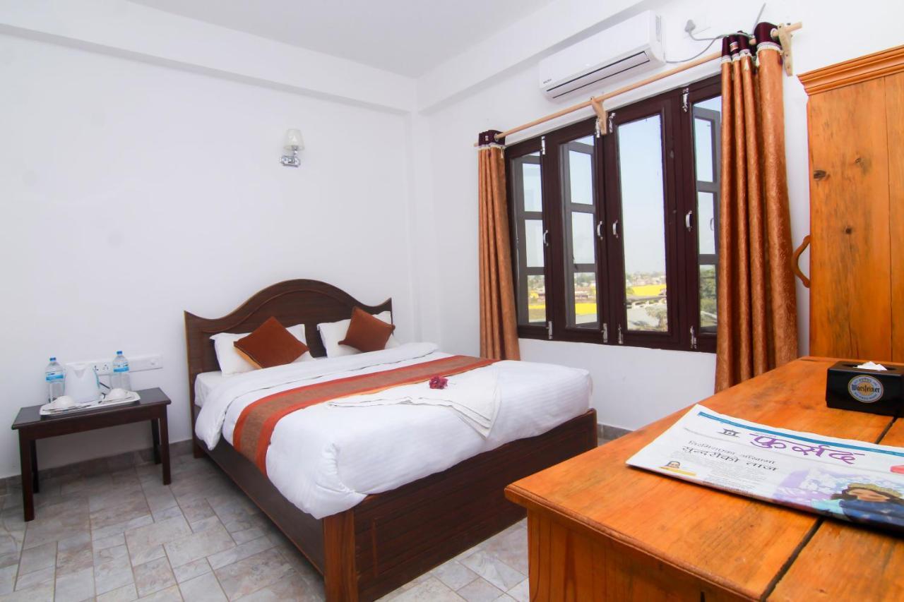 Hotel Chitwan Park Village Саураха Екстер'єр фото