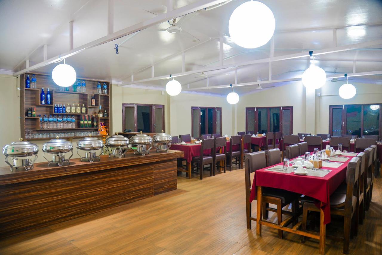 Hotel Chitwan Park Village Саураха Екстер'єр фото