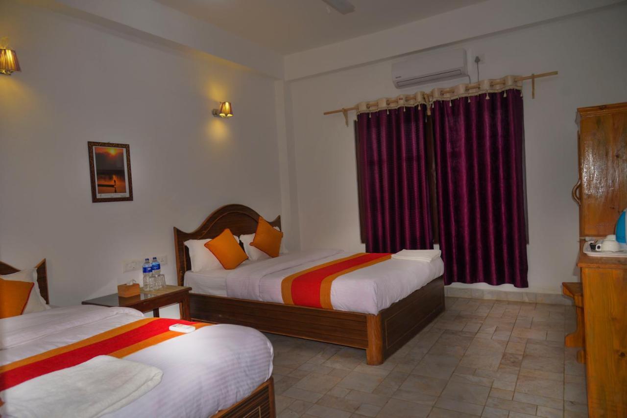 Hotel Chitwan Park Village Саураха Екстер'єр фото