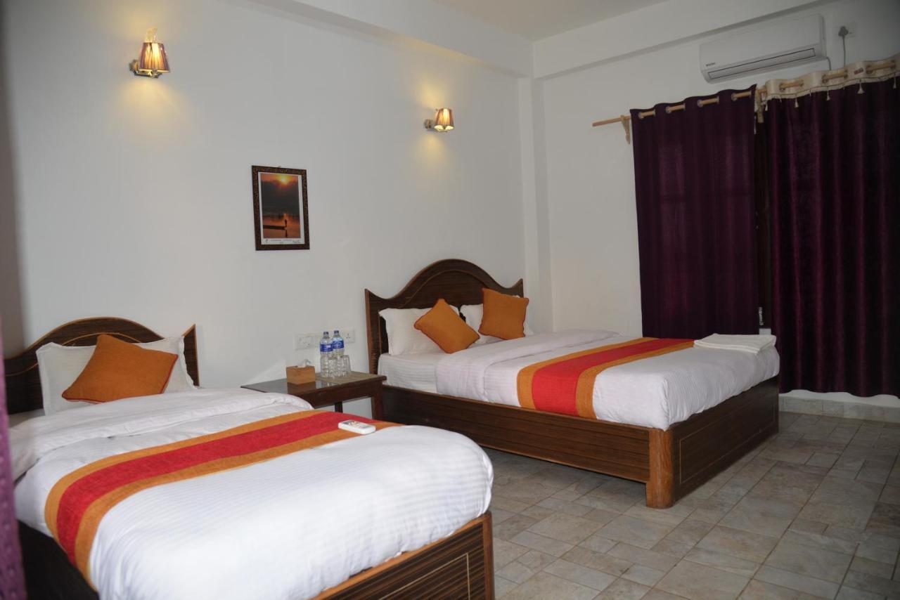 Hotel Chitwan Park Village Саураха Екстер'єр фото